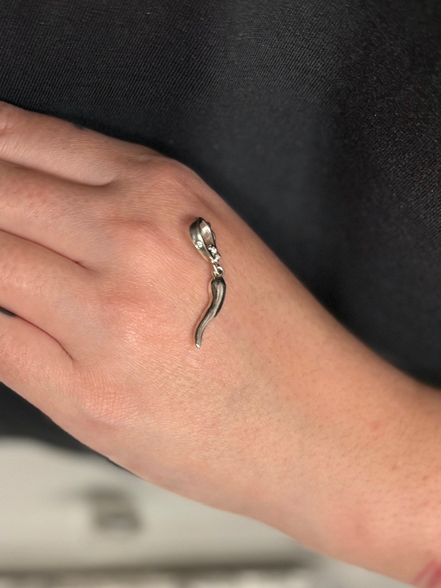 Horn pendant in sterling silver + salt & pepper diamond —> flush setting in the bail.