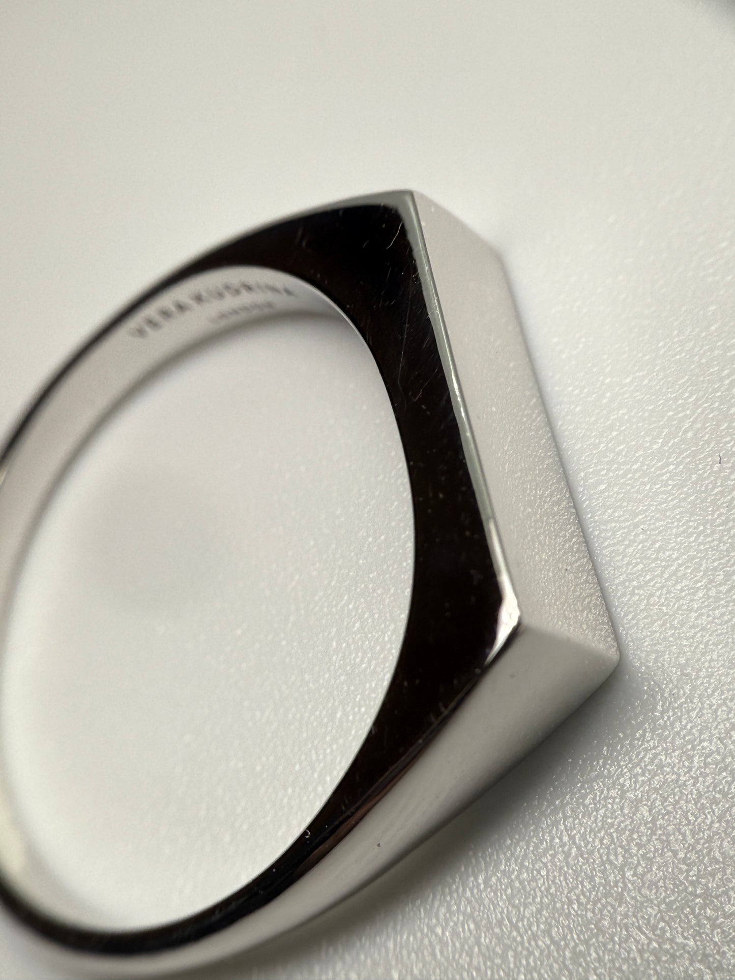 Unisex Silver shiny wedge ring.