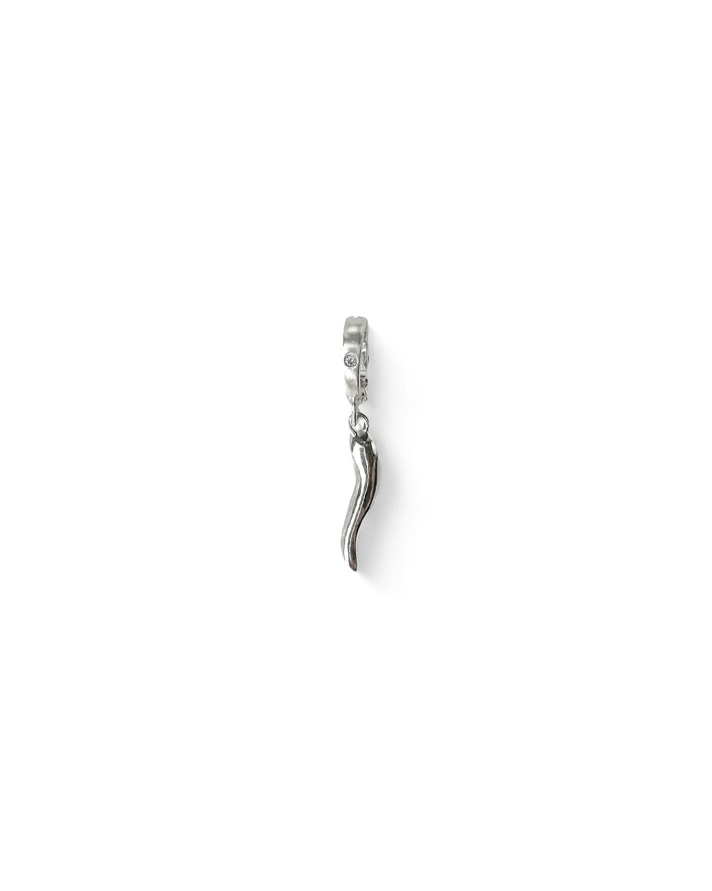 Horn pendant in sterling silver + salt & pepper diamond —> flush setting in the bail.