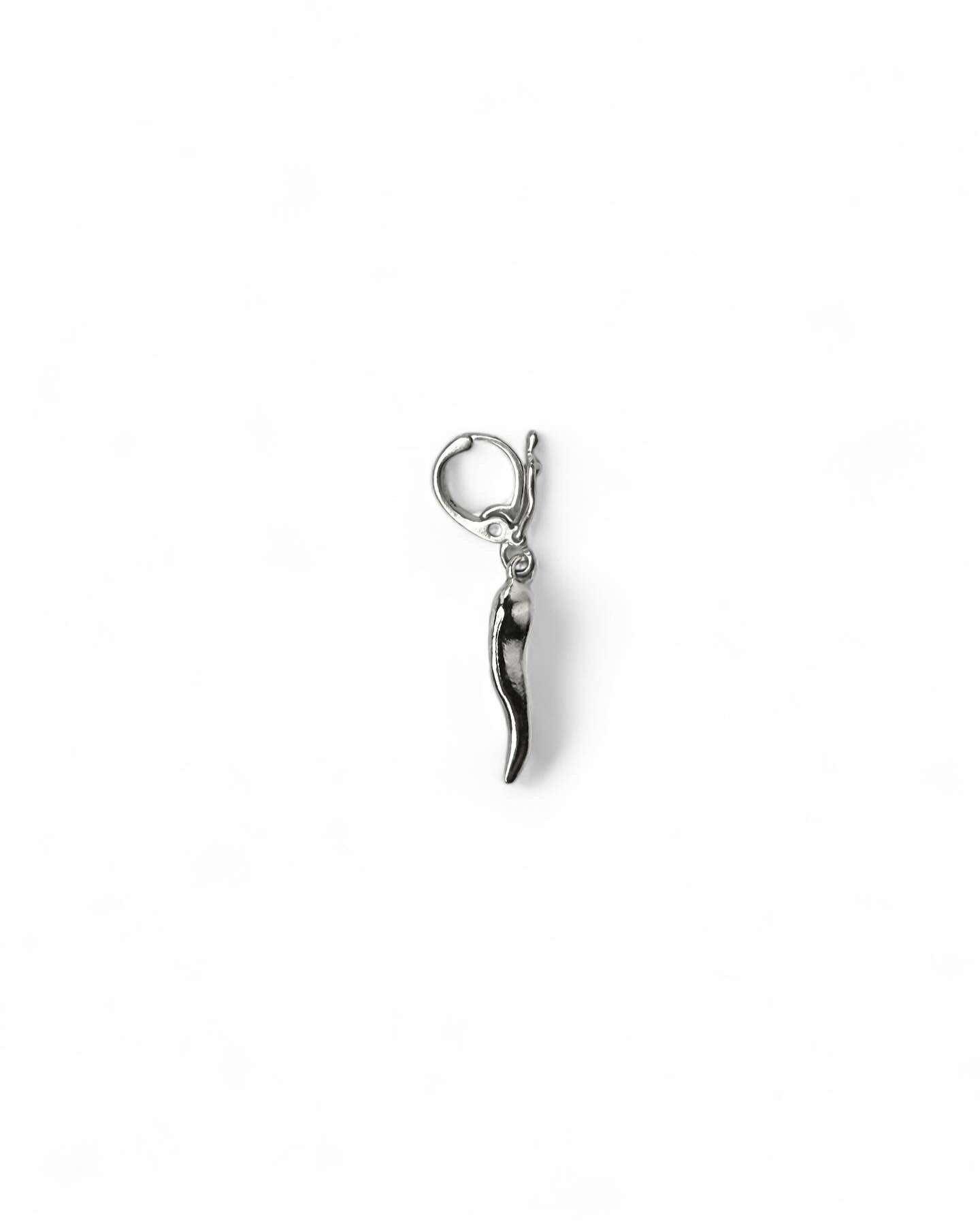 Horn pendant in sterling silver + salt & pepper diamond —> flush setting in the bail.
