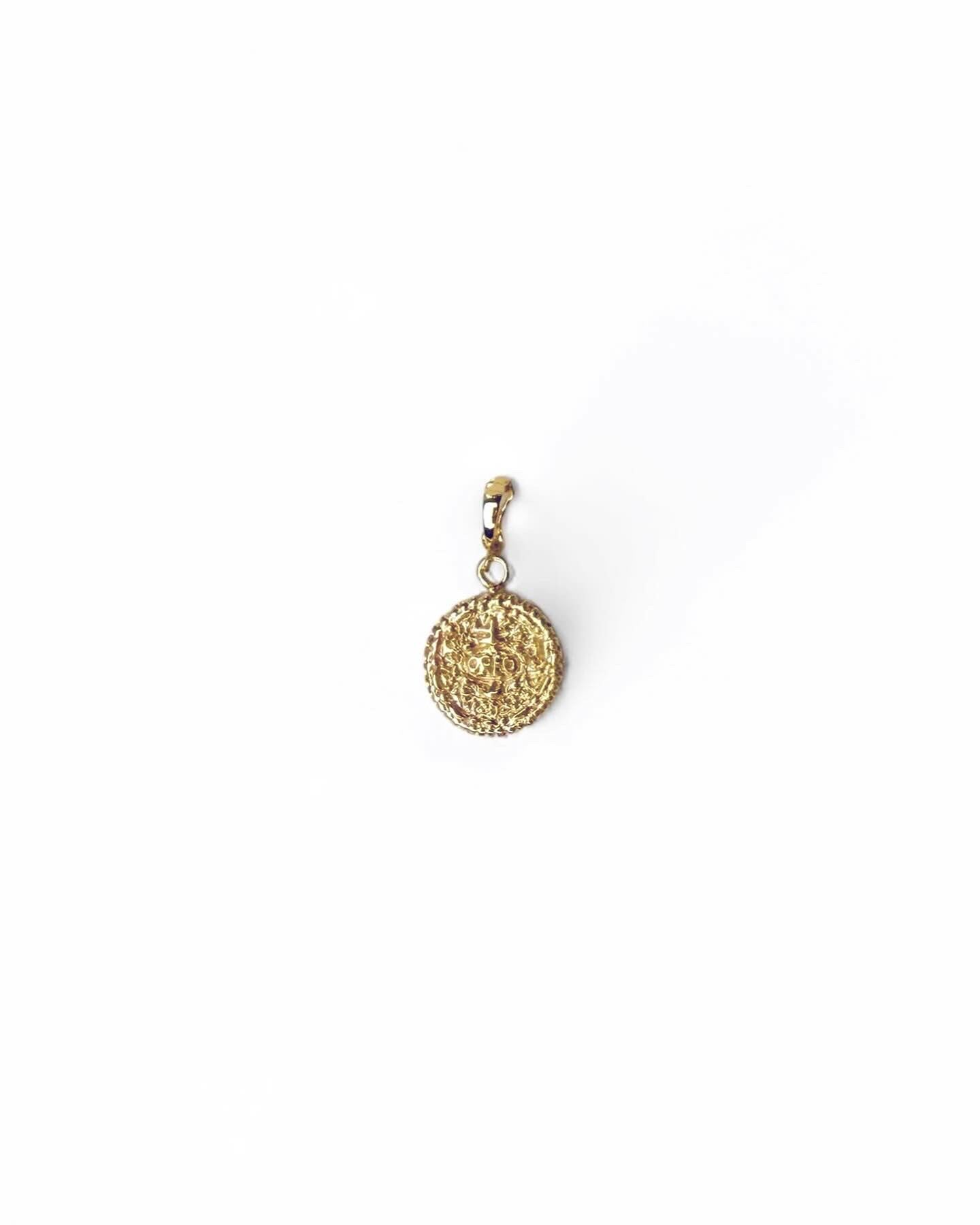 9 ct Yellow Gold Oreo Cookie Pendant on a 9ct Yellow Gold 1.8mm Wide Light Belcher Chain 20 inches, comes together