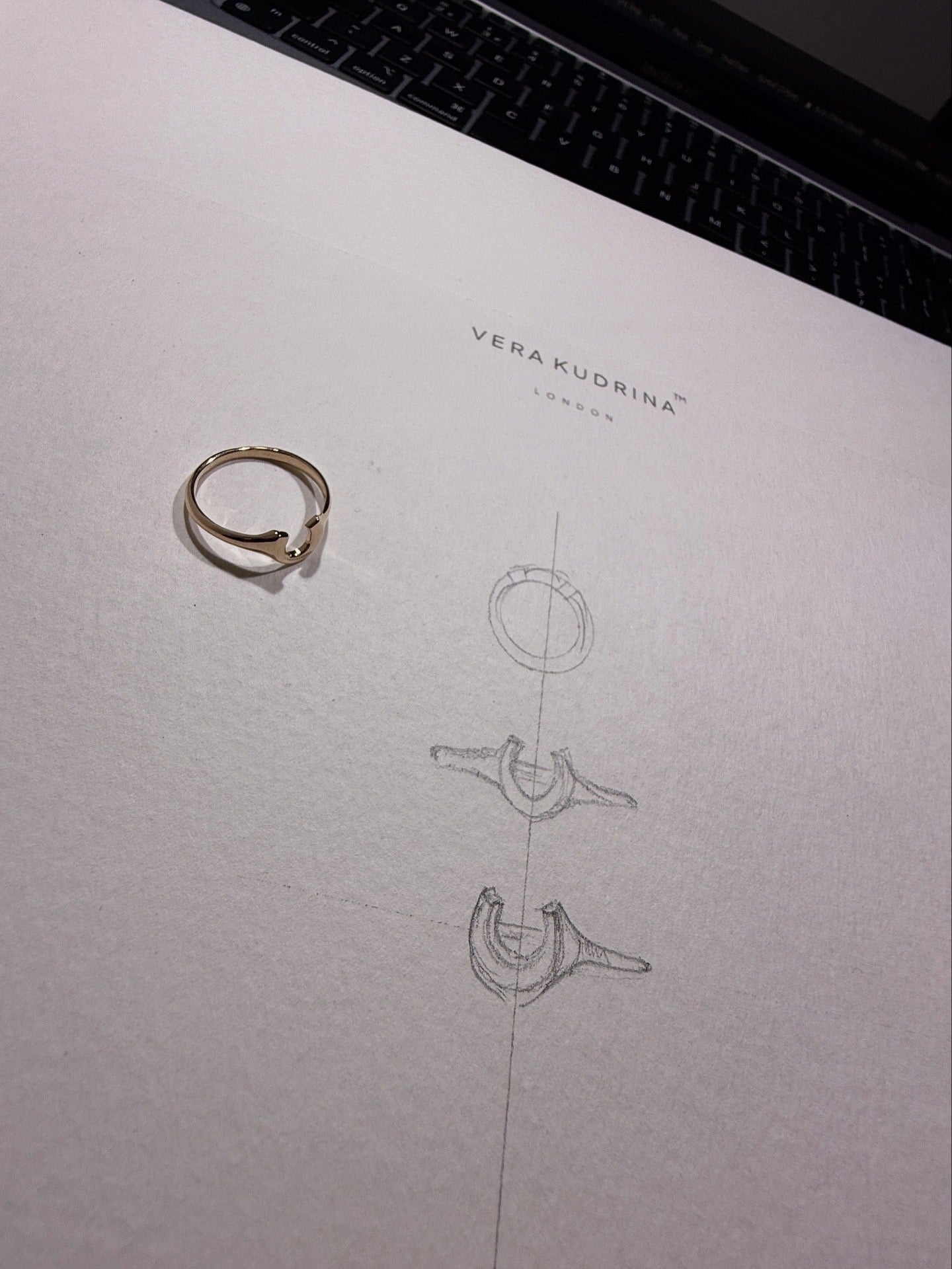 Tiny horseshoe ring 9Y gold