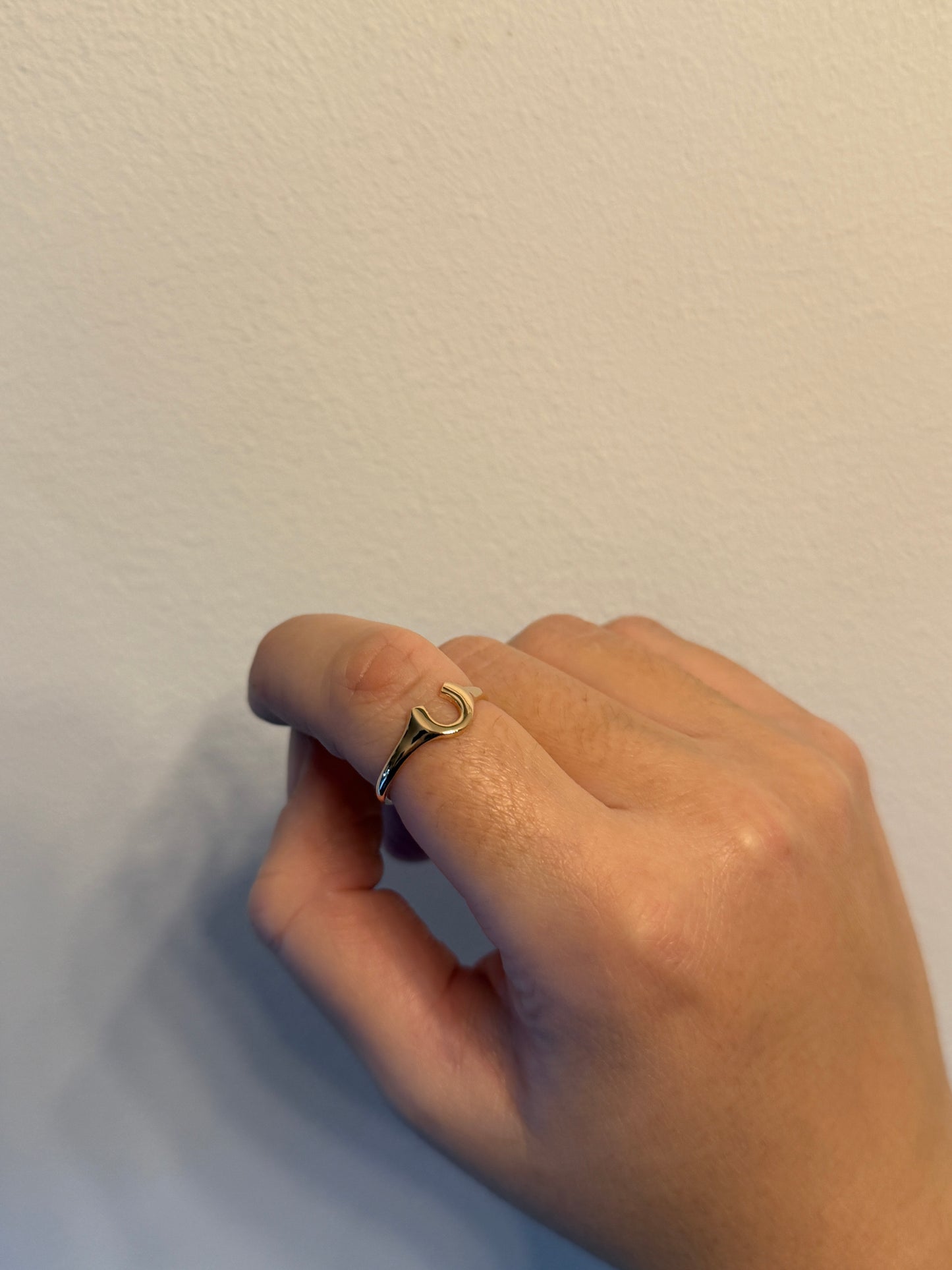 Tiny horseshoe ring 9Y gold