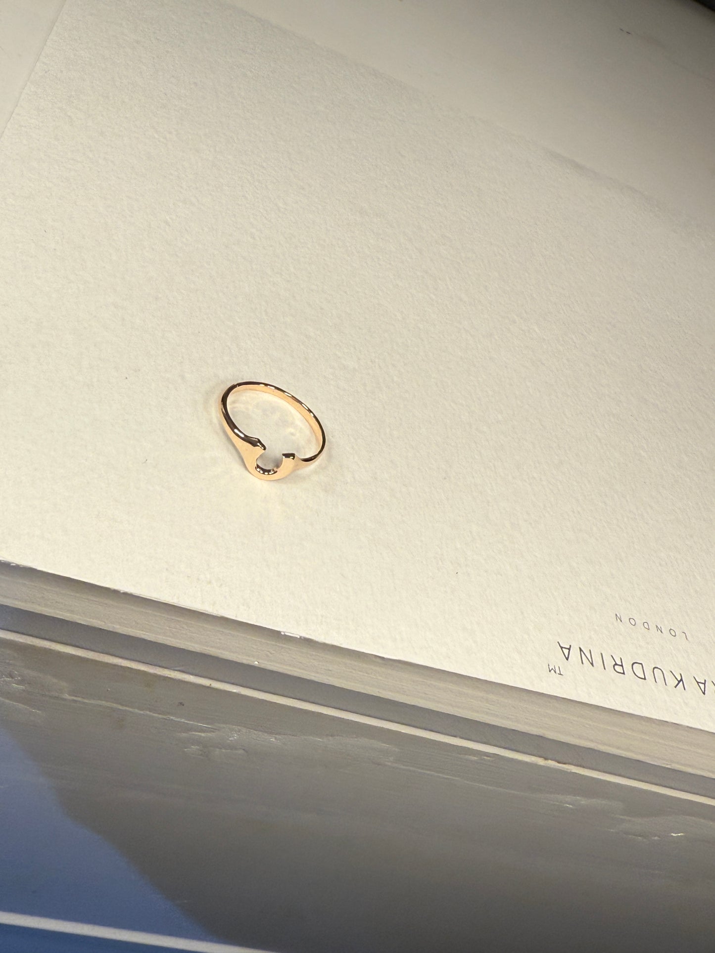 Tiny horseshoe ring 9Y gold