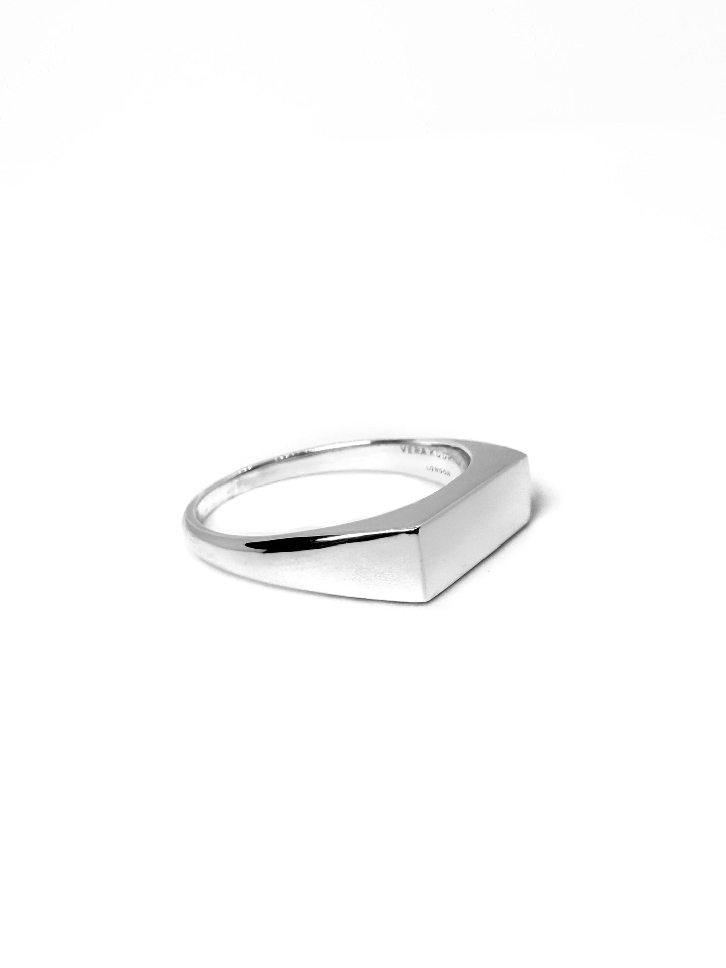 Unisex Silver shiny wedge ring.